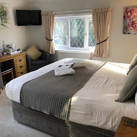 Trumbles Gatwick B&B Charlwood Kültér fotó