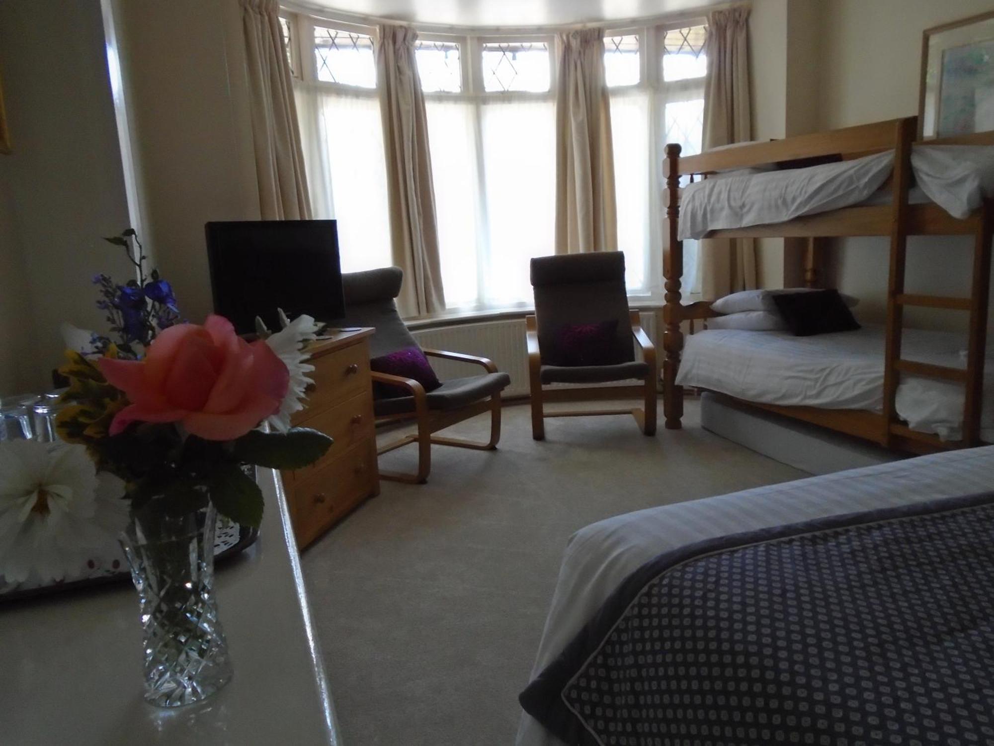 Trumbles Gatwick B&B Charlwood Szoba fotó