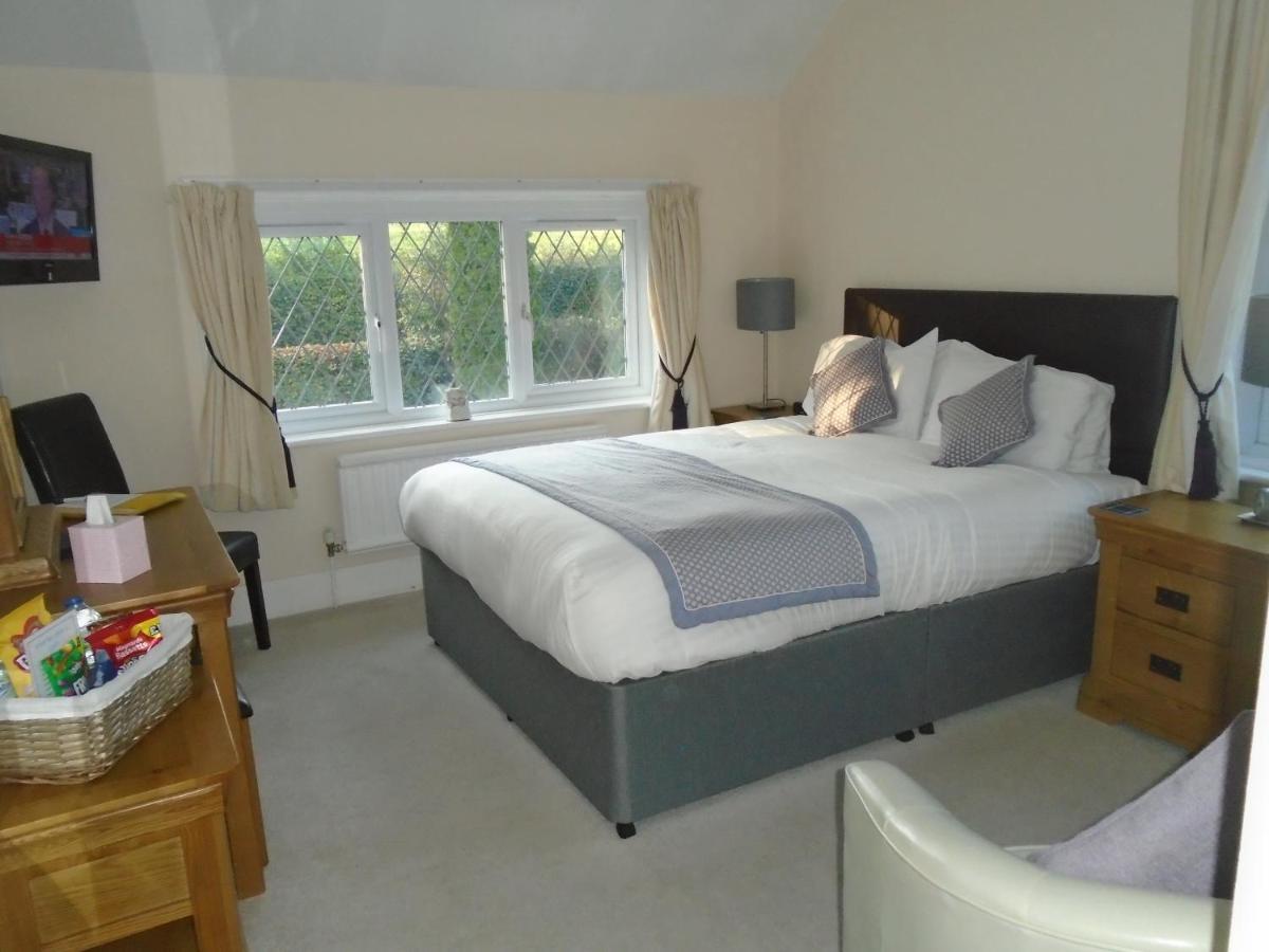 Trumbles Gatwick B&B Charlwood Kültér fotó